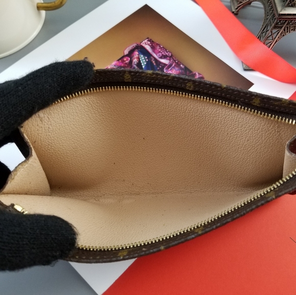 Louis Vuitton Classic Pouchette GM Monogram - Picture 9 of 16